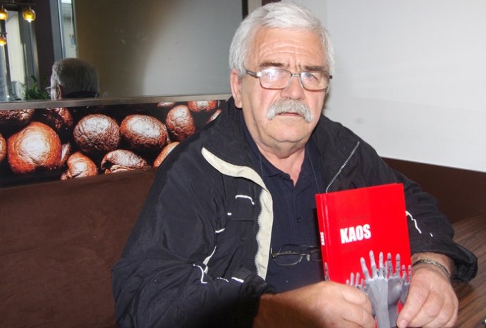 Lojze Podobnik s svojo novo knjigo Kaos.