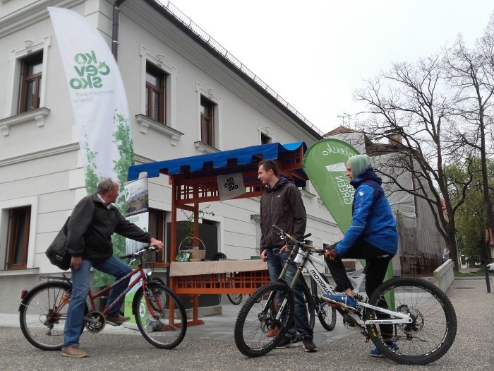 3. kolesarski sejem v Kočevju je bil prvič na prostoru ob hostlu Bearlog, ki ga bodo danes popoldne odprli, jutri pa bo sprejel prve goste. (M. L.-S)