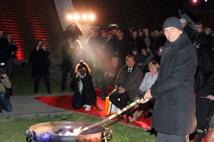 Predsednik Republike Slovenije Borut Pahor je s prižigom jantarnega žara simbolično odprl jantarno leto v Novem mestu. (Foto: I. Vidmar)
