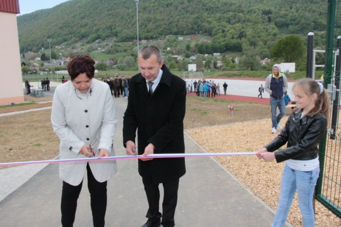 Prenovljen športni park pri osnovni šoli Vavta vas sta s prerezom traku odprla župan Dušan Krštinc in v.d. ravnateljice Sabina Erjavec. (Foto: M. Ž.)