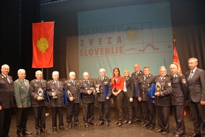 Skupinska slika letošnjih prejemnikov priznanj, v sredini ministrica Katičeva.