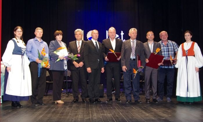 Skupinska slika letošnjih prejemnikov občinskih priznanj v Straži.
