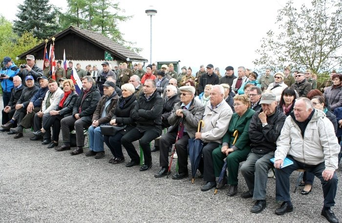 Gostitelji in gostje, med drugimi Vladka Blas (peta z leve), sevniški župan Srečko Ocvirk (šesti z leve) in slavnostni govornik Janko Veber (deveti z leve). (Foto: M. L.)