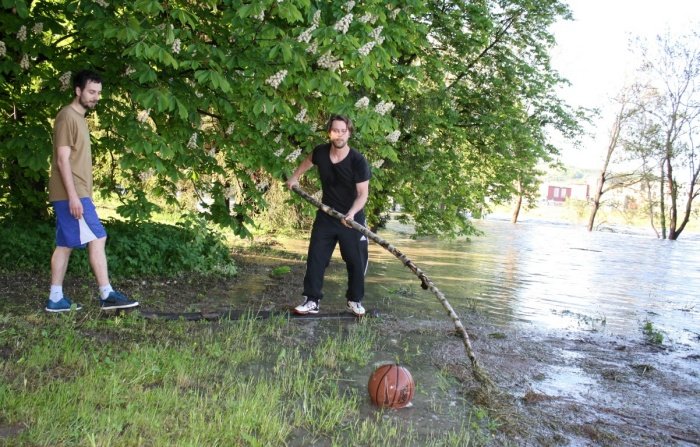 V Krškem je žoga ušla z igrišča, a so jo fantje uspeli potegniti iz deroče sivkasto-rjave Save. (Foto: M. L.)