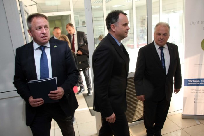 Poslovno enoto na Veliki Loki si je ogledal tudi minister za gospodarstvo Zdravko Počivalšek. (Foto: B. B.)