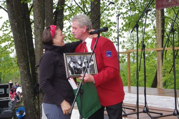 Podžupan Janez Selak je Bulčevo prijetno presenetil s fotografijo izpred 36 let, na kateri je Bulčeva na smučarski tekmi na Javorovici kot mlado dekle zmagala.