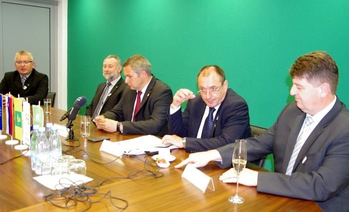 Minister in ostali na novinarski konferenci.