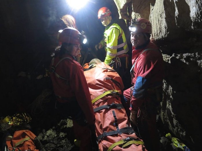FOTO: Pogrešano našli v jami, 25 metrov globoko