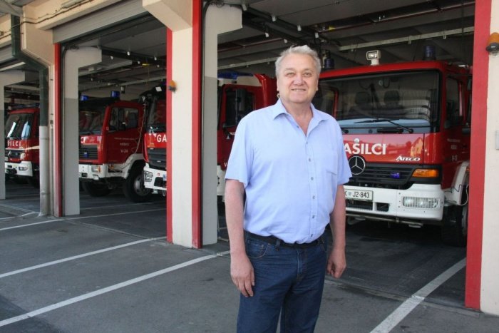 Direktor PGE Krško Joško Žvar pred garažami, ki so že nekaj časa premajhne za vsa njihova vozila. (Foto: B. B., arhiv DL)