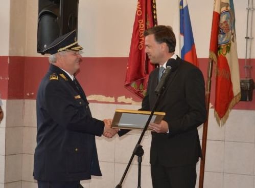 Priznanje novomeške občine je iz rok župana Gregorja Macedonija prejel predsednik PGD Novo mesto Janez Gornik. (Foto: M. M.)