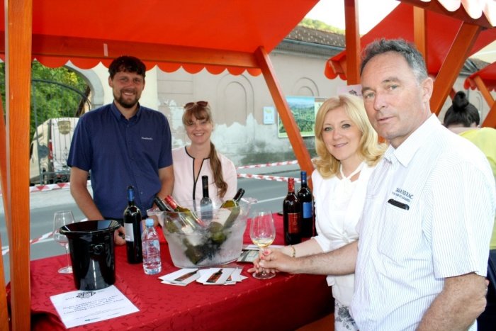 Župan občine Velike Lašče Anton Zakrajšek (desno) je pohvalil zamisel za Sevn'ško kuhinjo na trgu. (Foto: M. L.)