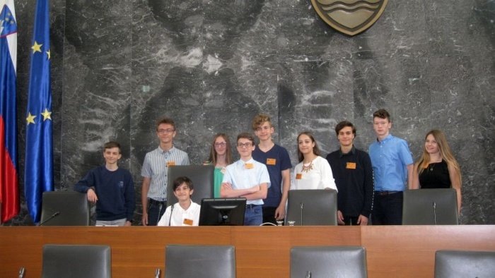 FOTO: Mladi dolenjski parlamentarci v državnem zboru