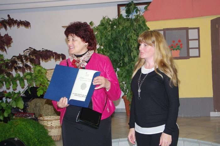 Priznanje JS RS za kulturne dejavnosti je predsednici škocjanskega društva Sonji Povše Krmc (na desni) izročila Branka Moškon.