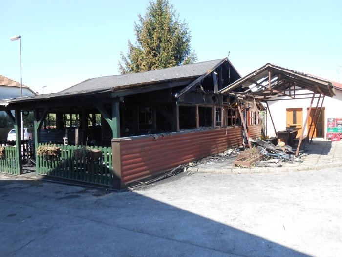 FOTO: Požar uničil brežiški bar Peron