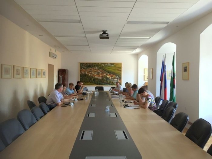 Sestanek odbora za spremljanje aktivnosti za izgradnjo 3. Razvojne osi – južni del. (Foto: arhiv občine Črnomelj)