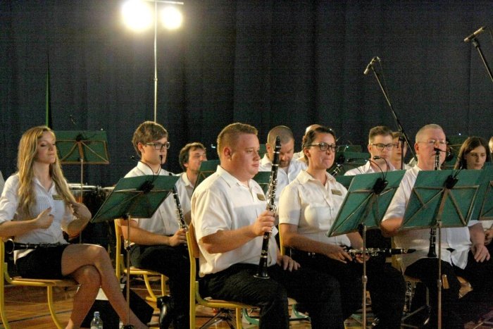 Predsednik orkestra Grega Jordan (v sredini) v tej glasbeni zasedbi tudi igra klarinet. (Foto: M. L.)