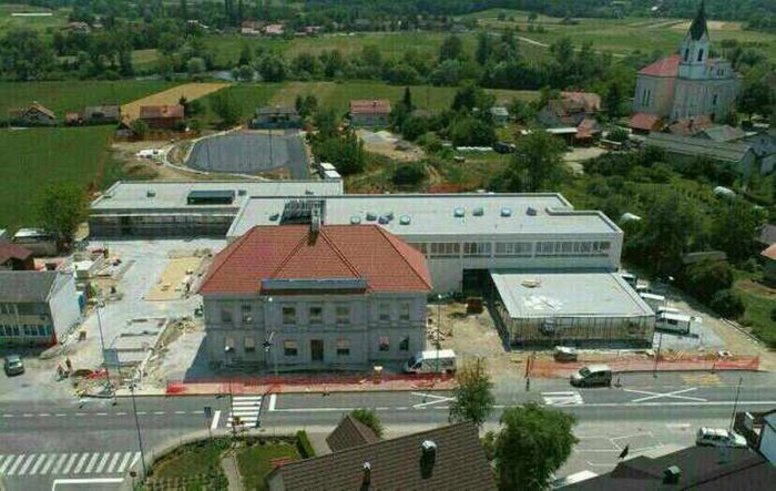 Pogled na šolo iz zraka (Foto: Občina Brežice)