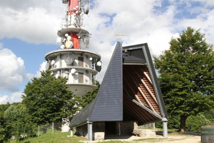 Televizijski stolp in cerkvica ostajata na slovenski strani.