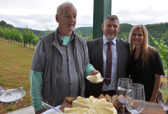 Bill Murray danes zaključuje svoj obisk Slovenije, kamor je prišel na povabilo in v spremstvu ameriškega podjetnika slovenskega rodu Emila Gasparija ter ameriškega kuharskega mojstra Petra R. Kellyja. (Foto: občina Sevnica)