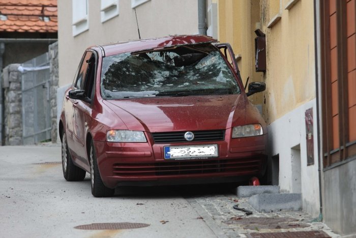 V fiatu, parkiranem na Kosovi ulici, je odjeknila eksplozija, moški v njem pa je umrl. (Foto: B. B.)