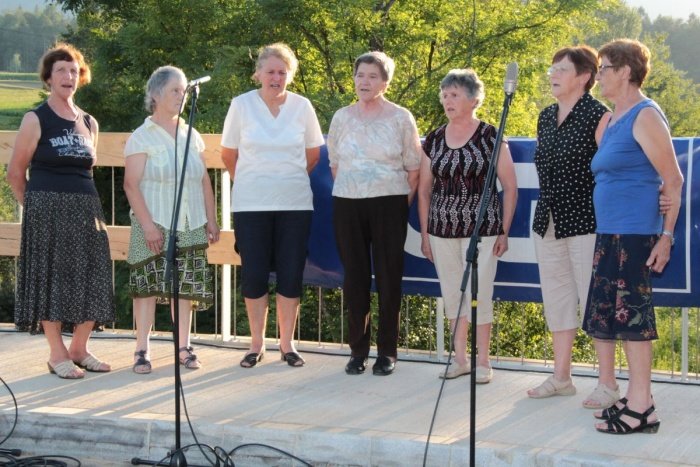 Odprtje so s pesmijo pospremile ljudske pevke Rožce, ki deluje v okviru DPŽ Dolenjske Toplice.