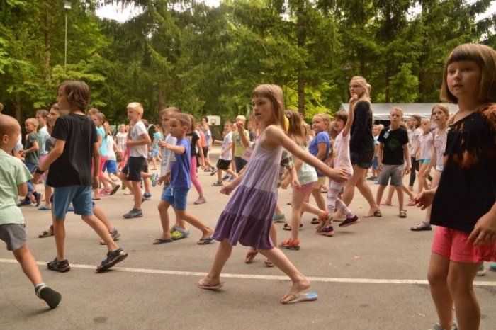 Ples, učenje angleščine, lokostrelstvo, plavanje in še mnoge druge aktivnosti popestrijo teden počitnic. (Foto: DPM Mojca)