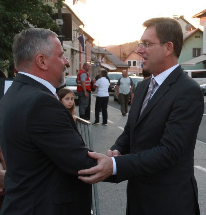 Predsednika vlade dr. Mira Cerarja je prvi sprejel žužemberški župan Franc Škufca.
