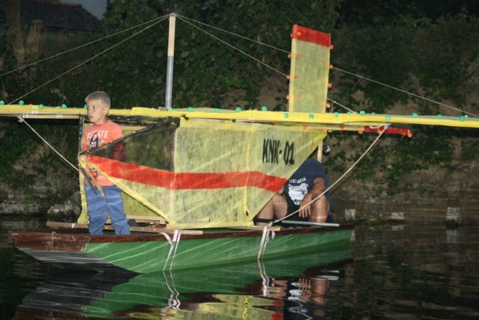 Kostanjeviško noč so popestrili čolni, ki so zapluli po Krki. Zmagal je Canadair. (Foto: M. L.)