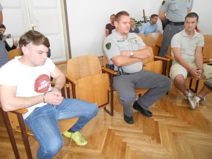 Aleš Olovec in Martin Kovač sta bila danes zelo samozavestna. Njun najpogostejši odgovor na "kritična" vprašanja je bil, da sta bila pijana.