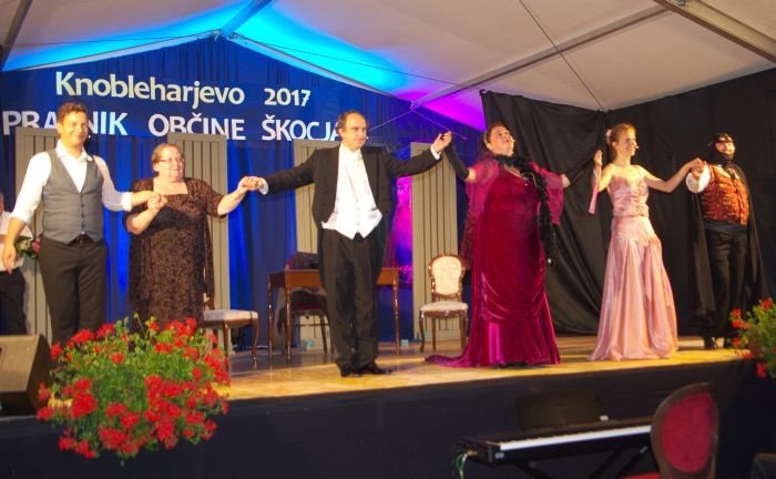 Pevci s pianistko Natašo Valant (druga z leve).