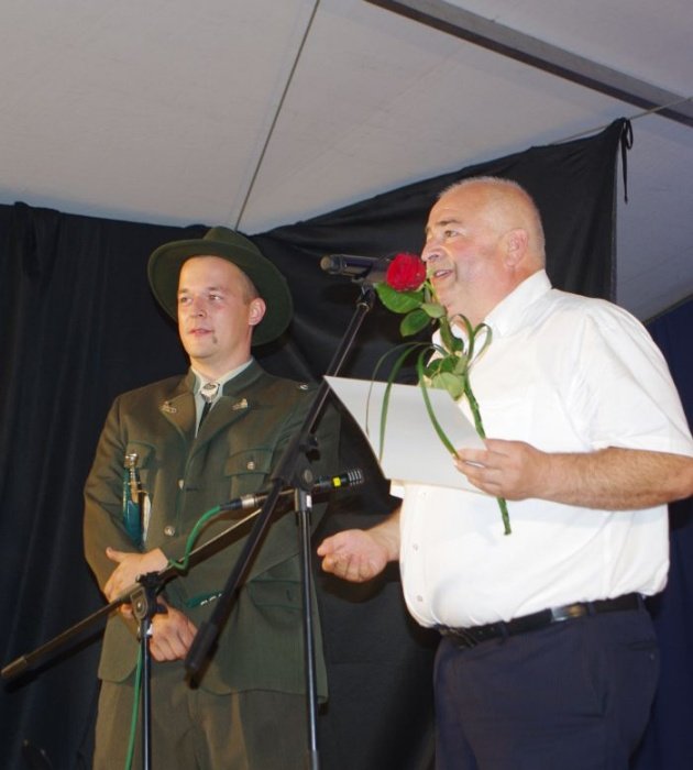 Jože Kapler (na desni) se zahvaljuje škocjanskim rogistom.