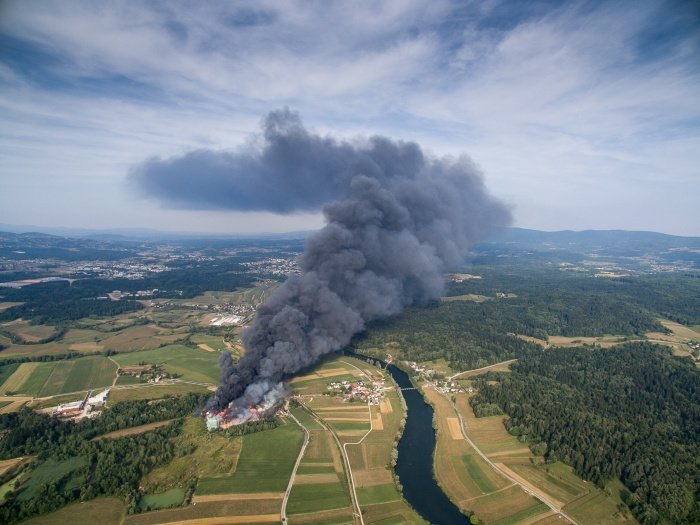 V sortirnici odpadkov v Zalogu je spet  izbruhnil velik požar. (Foto: M.R.)