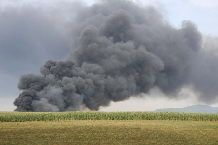 Zaradi požara v sortirnice odpadkov se je  v zrak sprostila ogromna količina dima. (Foto: B. B.)