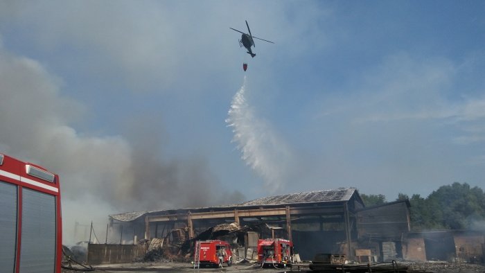 Pri gašenju požara so v petek dopoldne znova aktivirali vojaški helikopter. (Foto: J.A.)