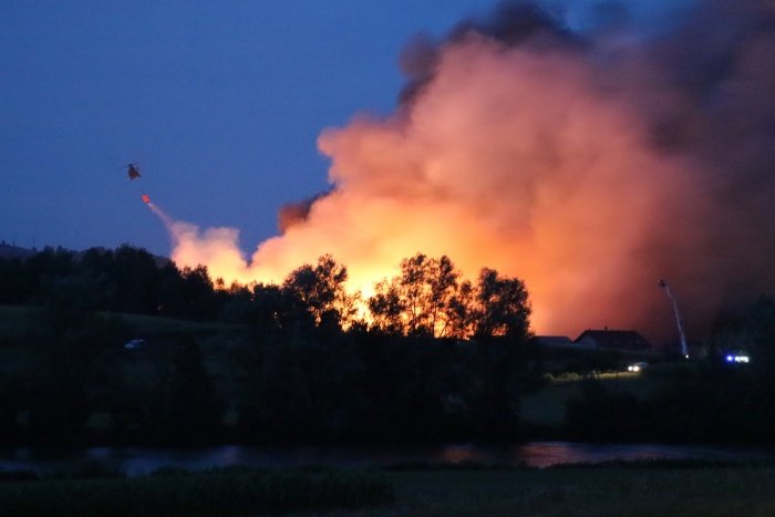 Vojaški helikopter, ki je včeraj do poznega večera pomagal pri gašenju požara, je znova aktiviran. (Foto: M.Ž.)