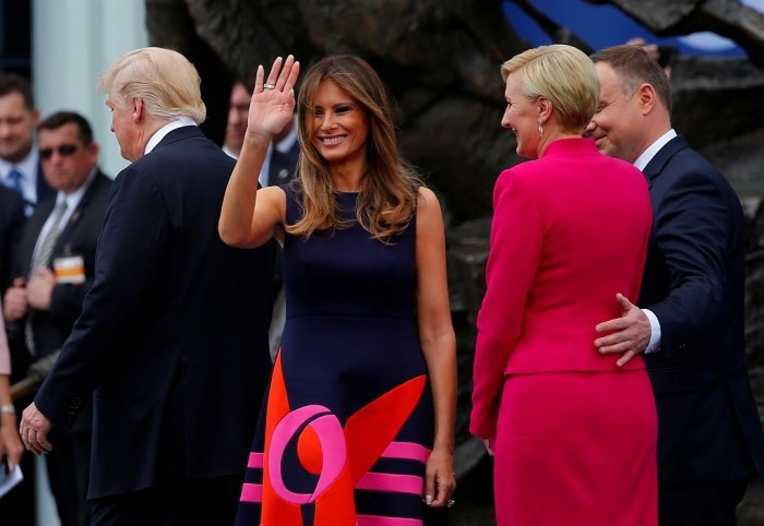 Melania Trump,  na levi v ozadju mož Donald.