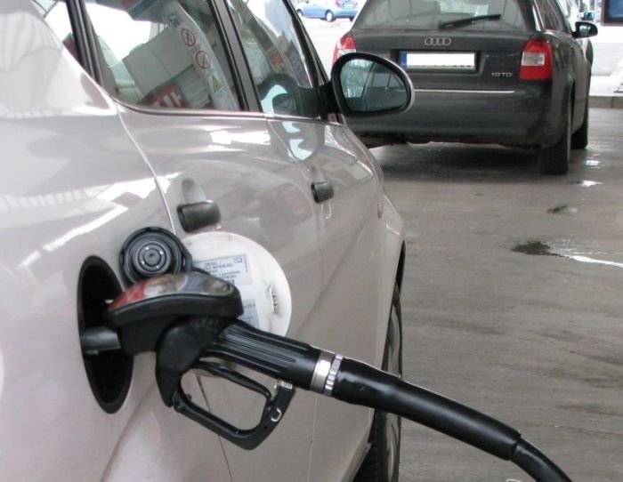 Na OMV-jevih bencinskih servisih odslej en cent več za liter pogonskega goriva (Foto: J.A., arhiv DL)