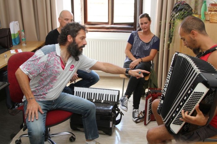 Harmonikarje tudi letos uči jazza Simone Zanchini. (Foto: I. Vidmar)