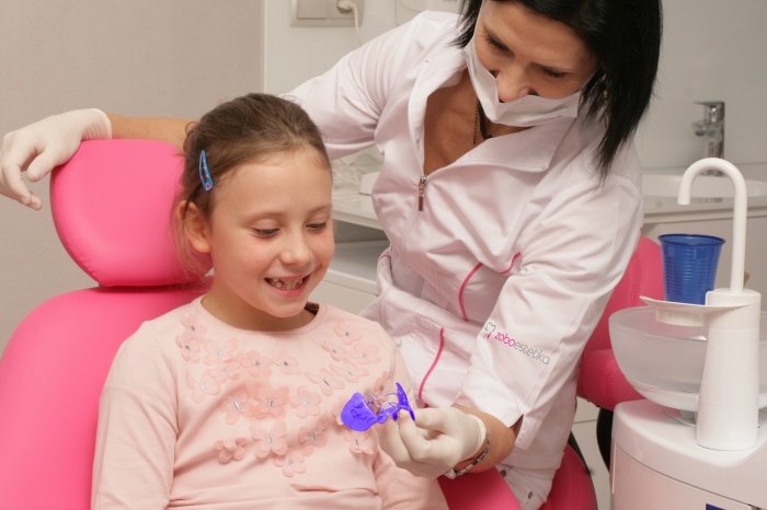 Odločitev Ministrstva za zdravje bo zagotovila zdravljenje vrsti otrok,  ki bi sicer ostali brez ortodontskega zdravljenja ali bili prisiljeni v  samoplačniški obisk ortodonta. (Foto: ZoboEstetika Trebnje)