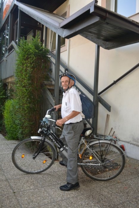81-letnik povsod s kolesom 