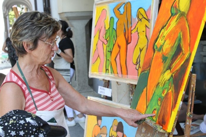 Na trgu je ustvarjala tudi Rezka Arnuš, slepa slikarka iz Dolenjskih Toplic. (Foto: I. Vidmar)