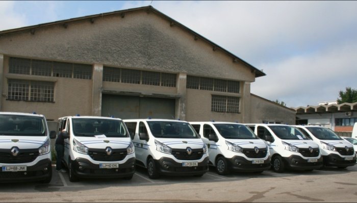 V največjem slovenskem zaporu na Dobu bodo dobili tri nova vozila, v novomeškem zaporu pa enega. (Foto: URSIKS)