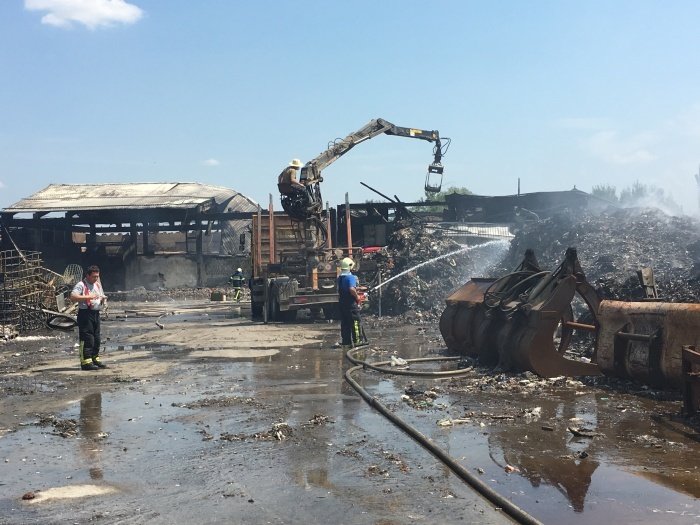 Požarna voda ob julijskem požaru v podružnici podjetja Ekosistemi v Zalogu ne povzročila okoljske škode, pravijo na Arsu. (Foto: arhiv DL)