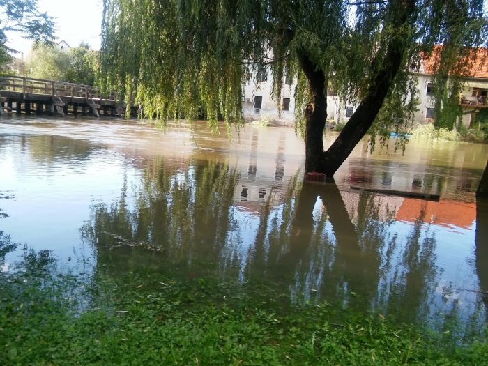 Med najbolj prizadetimi kraji je ponovno Kostanjevica na Krki, kjer Krka otoka sicer (še) ni poplavila. Jutri bo predvidoma še huje. (Foto: Živa Šošter)