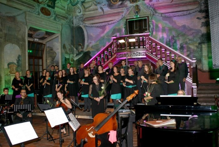Umetniški vodji zbora, dirigentki Simoni Rožman Strnad (v sredini), so namenili bučen aplavz zahvale. (Foto: M. L.)