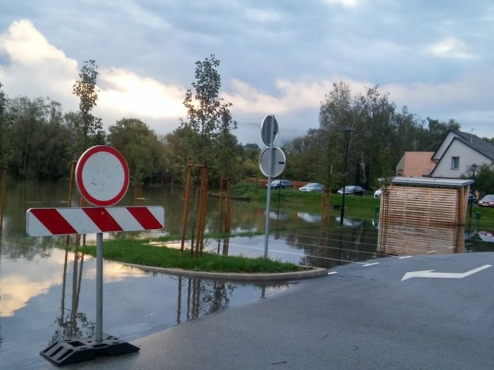 FOTO & VIDEO: Kostanjeviški otok zaprt za promet, Krka hiš (še) ni poplavila