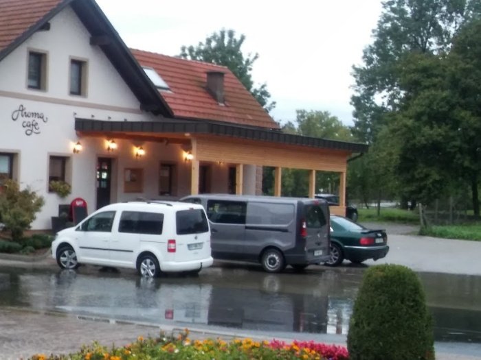 FOTO & VIDEO: Kostanjeviški otok zaprt za promet, Krka hiš (še) ni poplavila