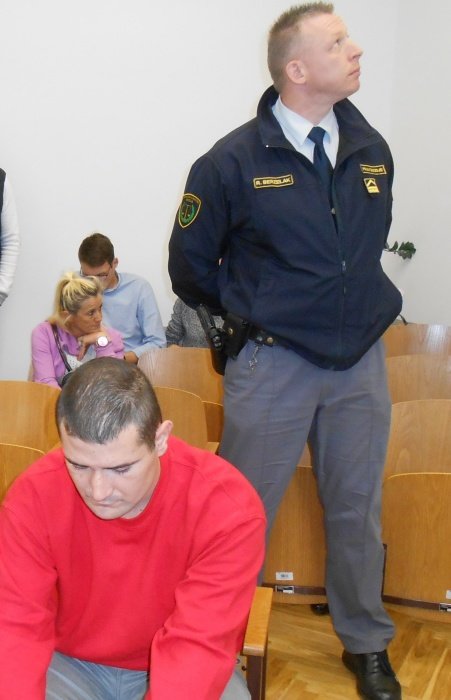 Danes je na sodišče prišla Aeševa mama Jožica Olovec (v vijolični jopici)