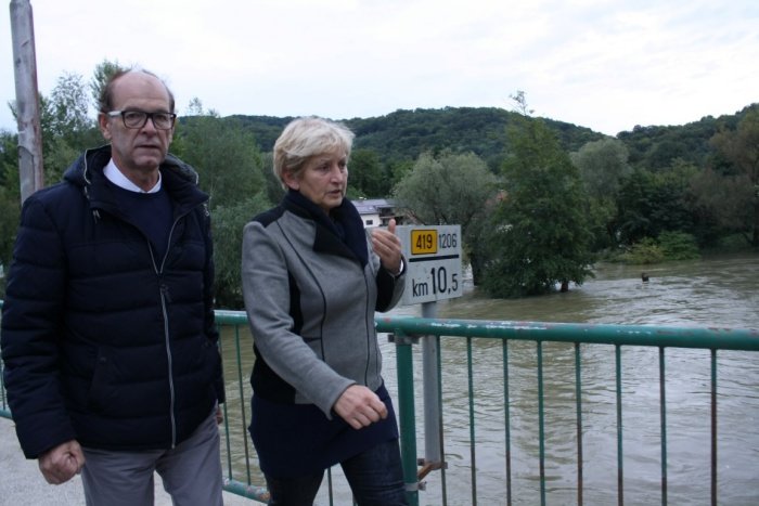 Vojko Sotošek in Irena Majcen na Mostu čez Krko v Krški vasi (Foto: M. L.)