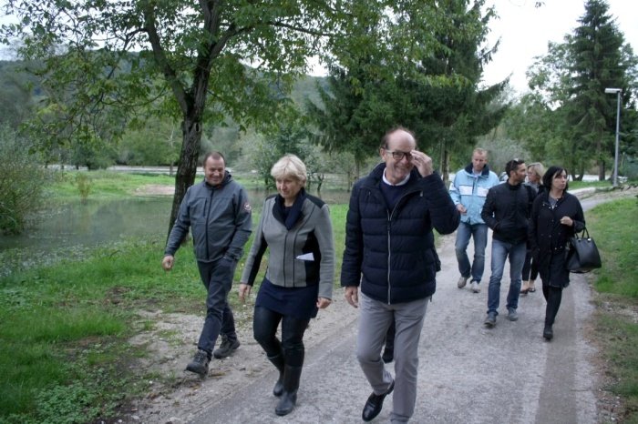Ministrica Irena Majcen je v spremstvu domačinov šla po Krški vasi, kjer so jo seznanili tudi z načrti za protipoplavno zaščito. (Foto: M. L.)